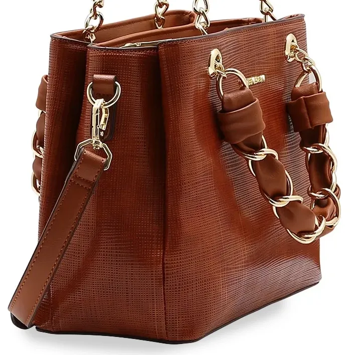 Bolsa Chenson feminina marrom com alça longa removível em close lateral